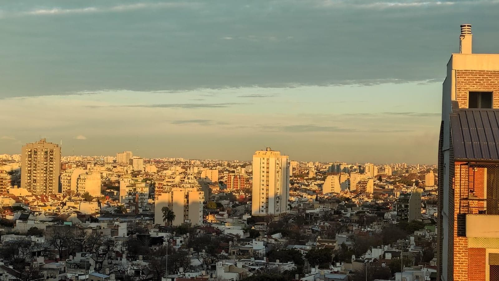Vista panorámica de la ciudad al atardecer con muchos edificios.