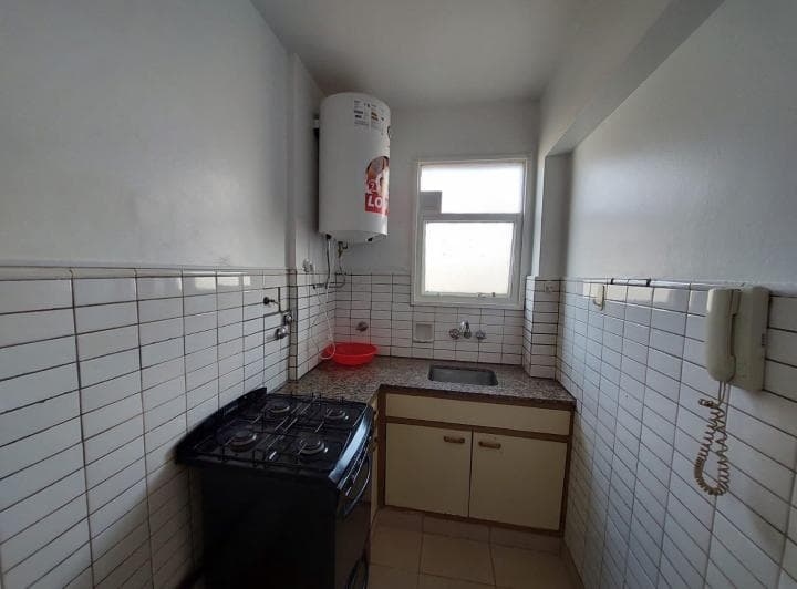 2 ambientes súper luminosos, balcón corrido, cocina y baño.
Super bien comunica