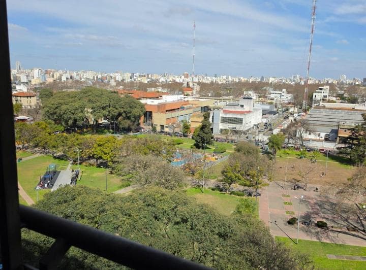 Vista de la ciudad desde arriba, con edificios y árboles urbanos.