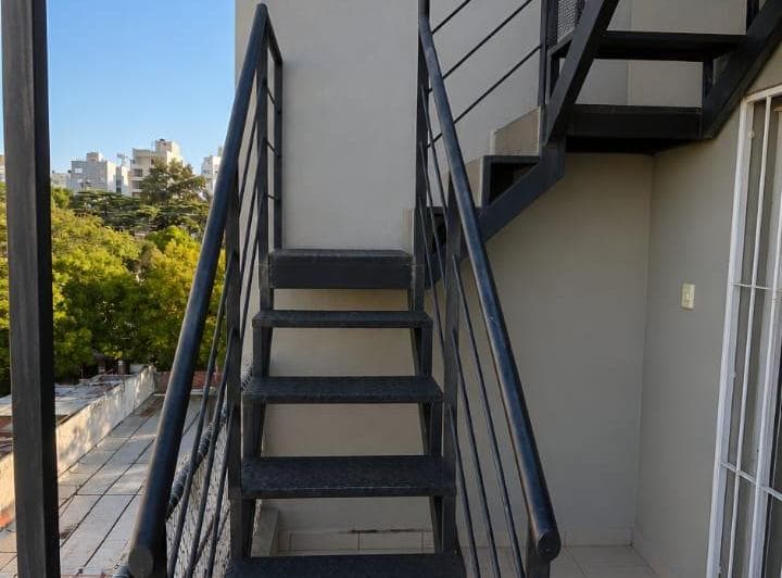 Escalera a terraza desde el balcon