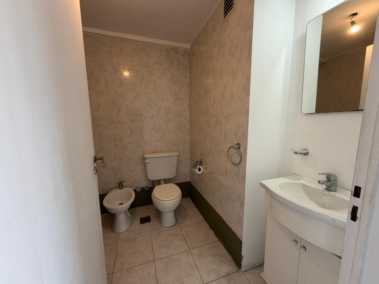 Baño completo con inodoro, bidet y vanitory.