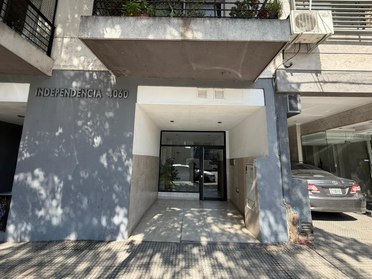 Fachada del edificio con el número de calle.