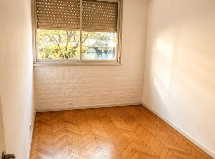 Se trata de un departamento cuatro ambientes con tres habitaciones, amplia cocin