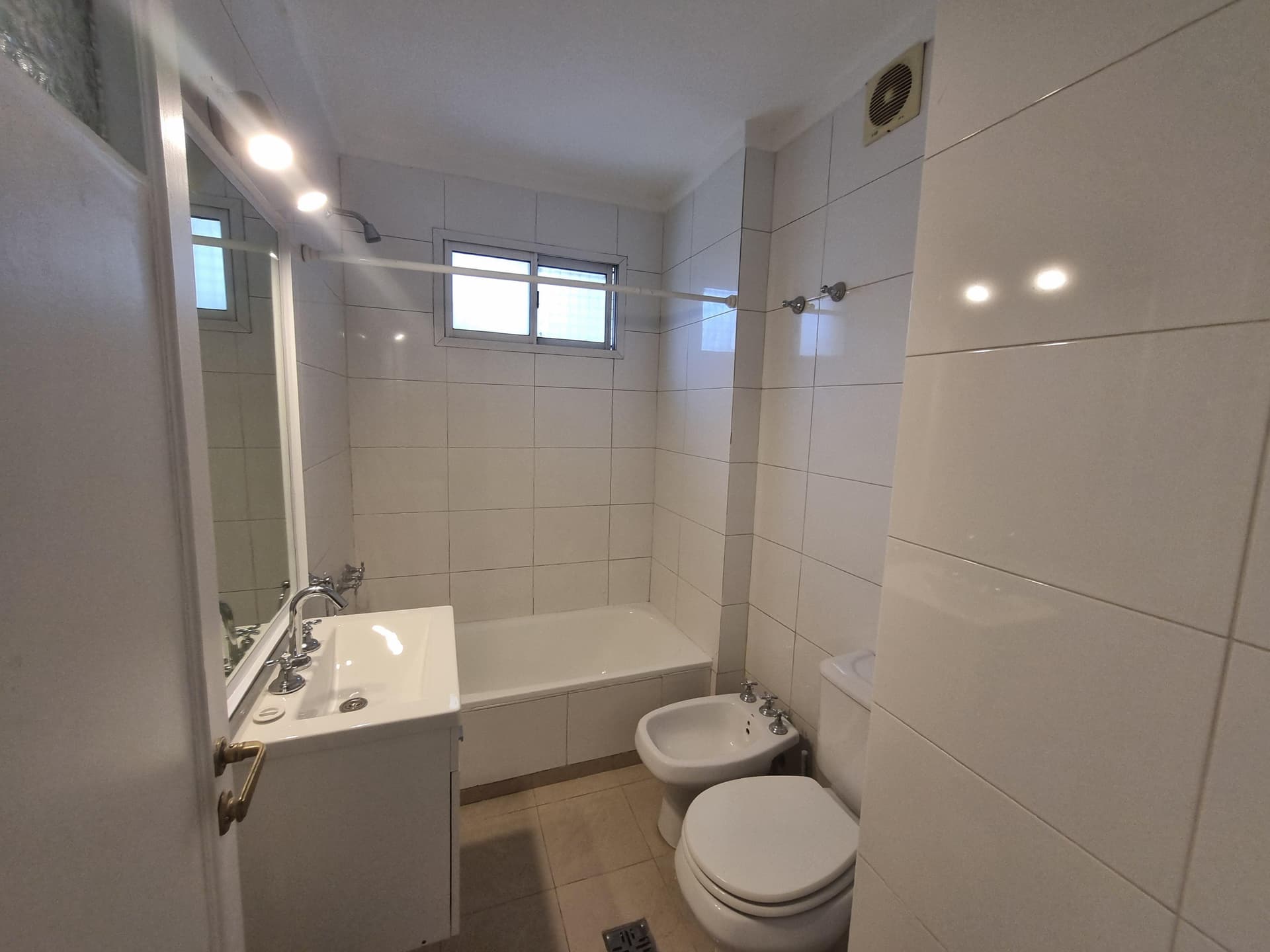 Baño de la suite con ventilacion