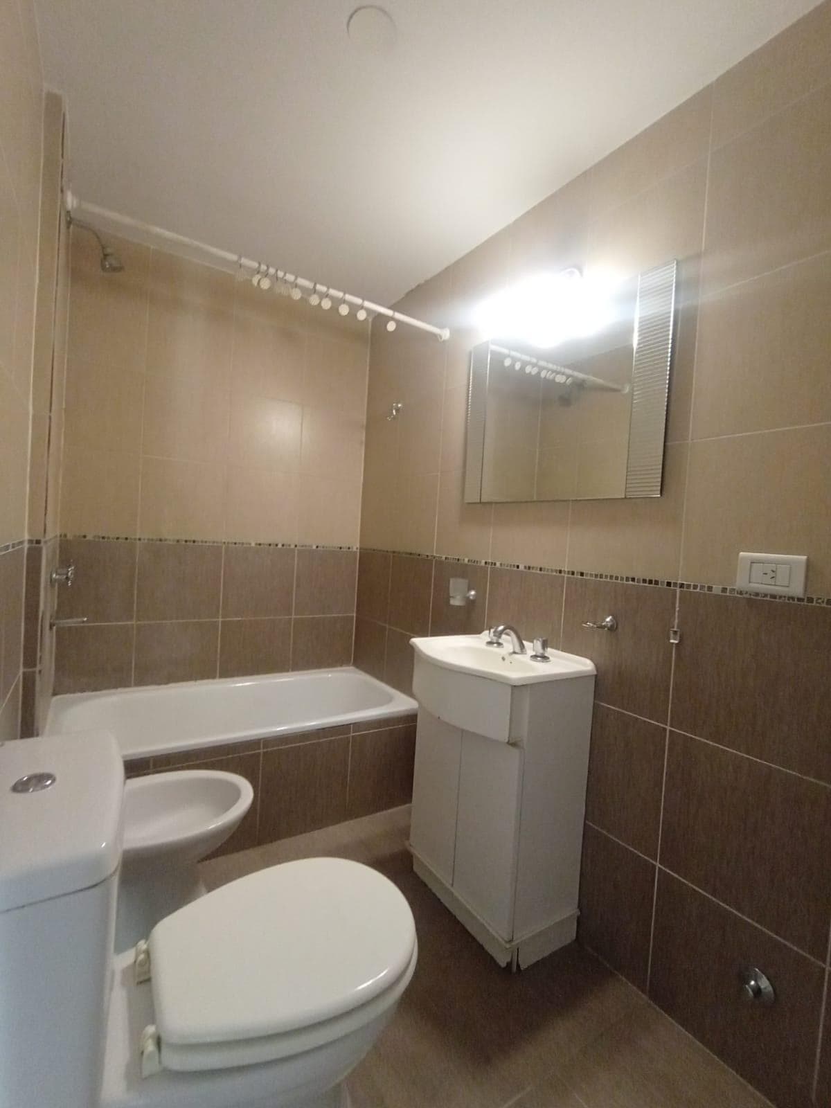Baño completo con bañera, inodoro, bidet y vanitory.