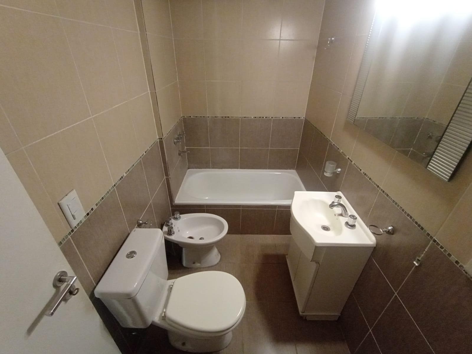 Baño completo con bañera, inodoro, bidet y vanitory.