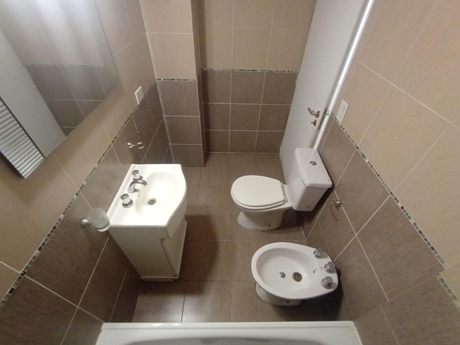 Baño completo con inodoro, bidet y vanitory.