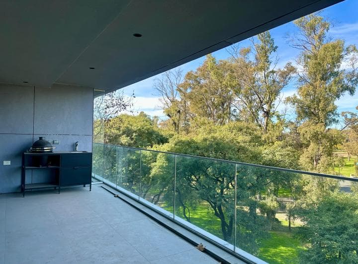 Departamento premium con 4 ambientes con 1 cochera y parrilla en alquiler en De