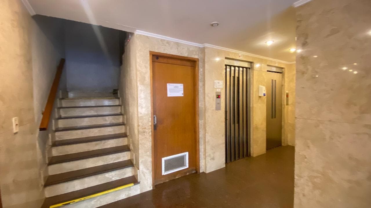 Hall del edificio con escaleras y ascensores de metal.