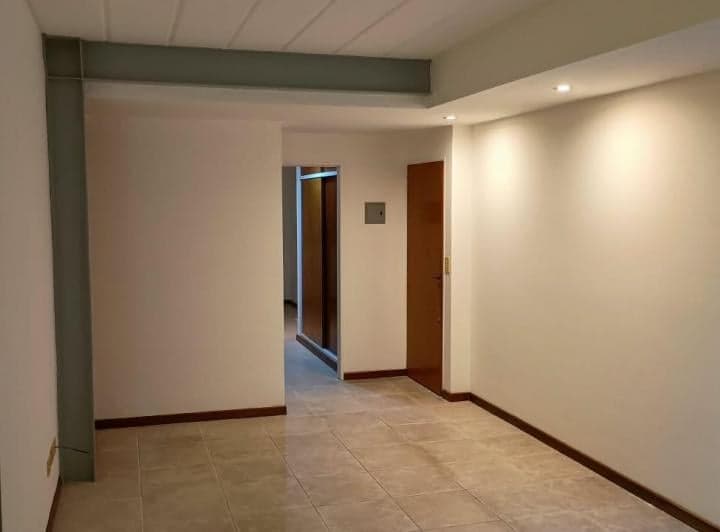 Semipiso de 2 ambientes, bajas expensas ($80 mil), luminoso, con patio y fondo d