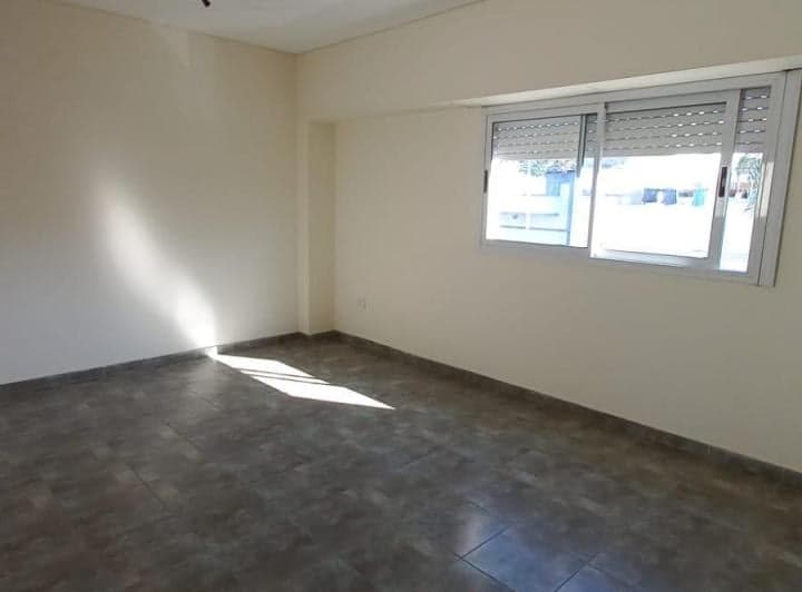 Semi piso de 3 ambientes, cómodos, luminosos, a estrenar. Se ubica en primer pis