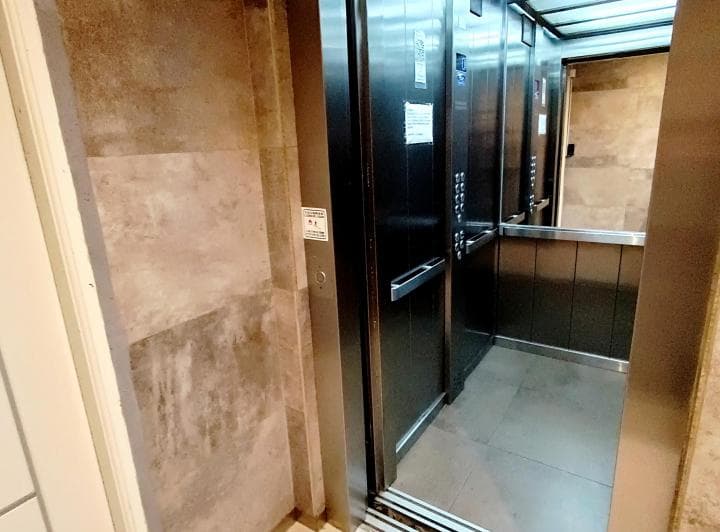 Lindísimo y Amplio Semipiso de 2 Ambientes al frente, con Balcón y Baulera, en p