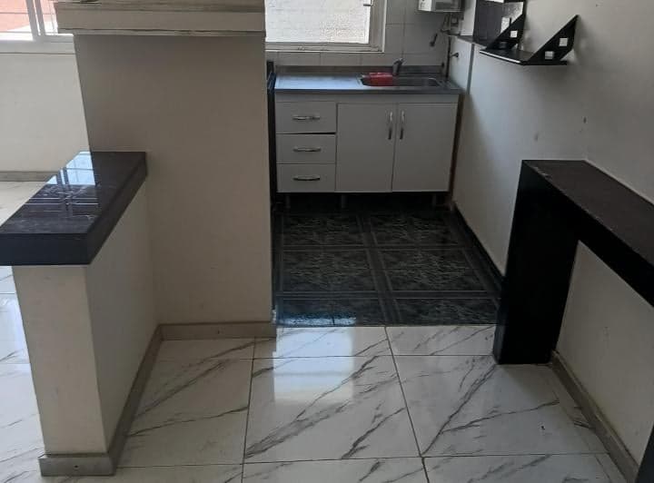 Dueño alquila, 2 amplios ambientes, 1 piso por escalera contrafretne con balcón