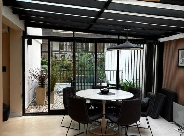 Excelente dos ambientes con amplio living y sector de cocina separado con techo