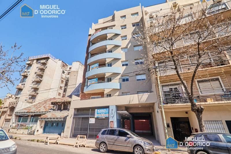 Fachada del edificio con balcones y cocheras en planta baja.