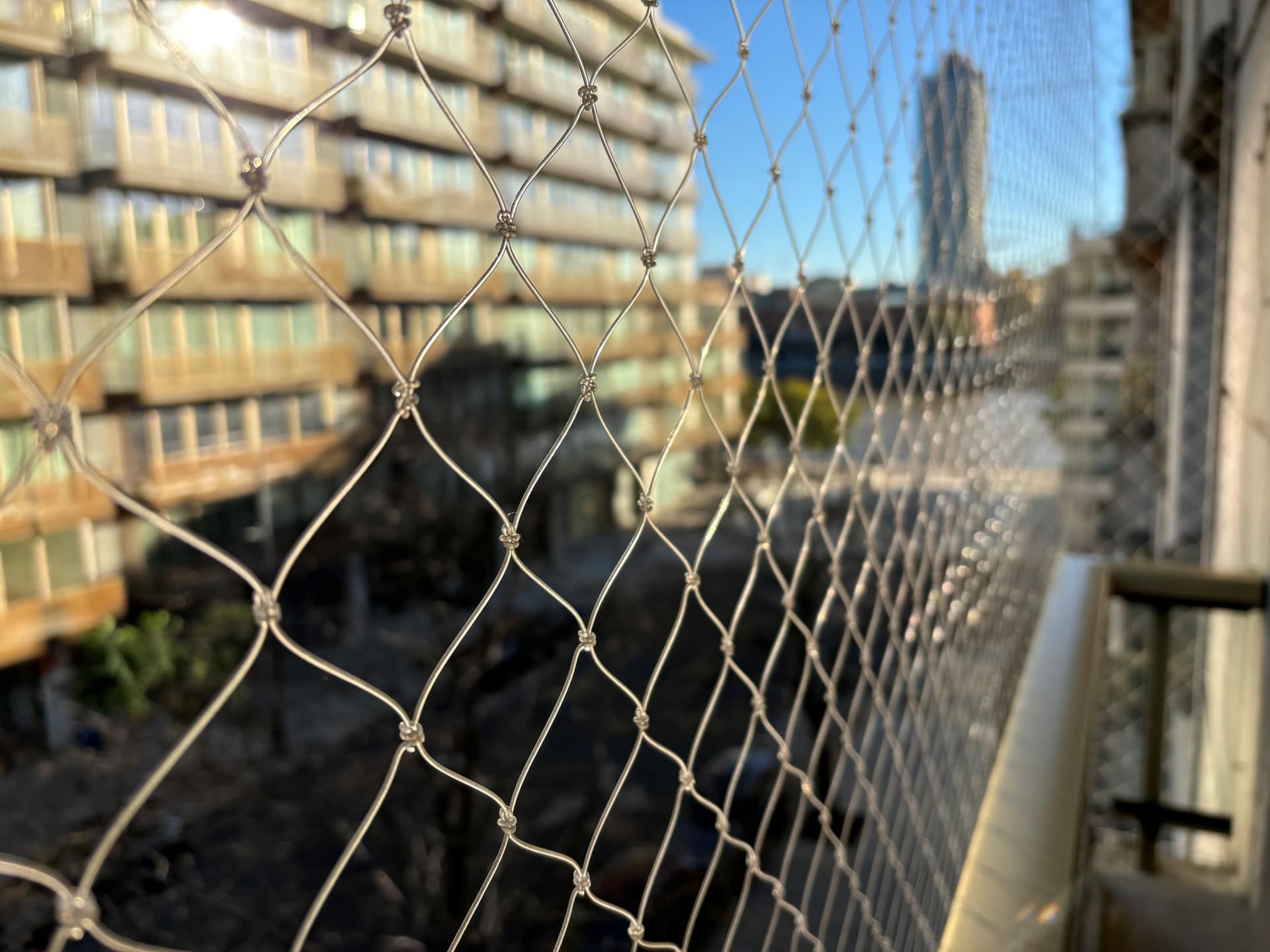 Vista a través de la red de seguridad del balcón.