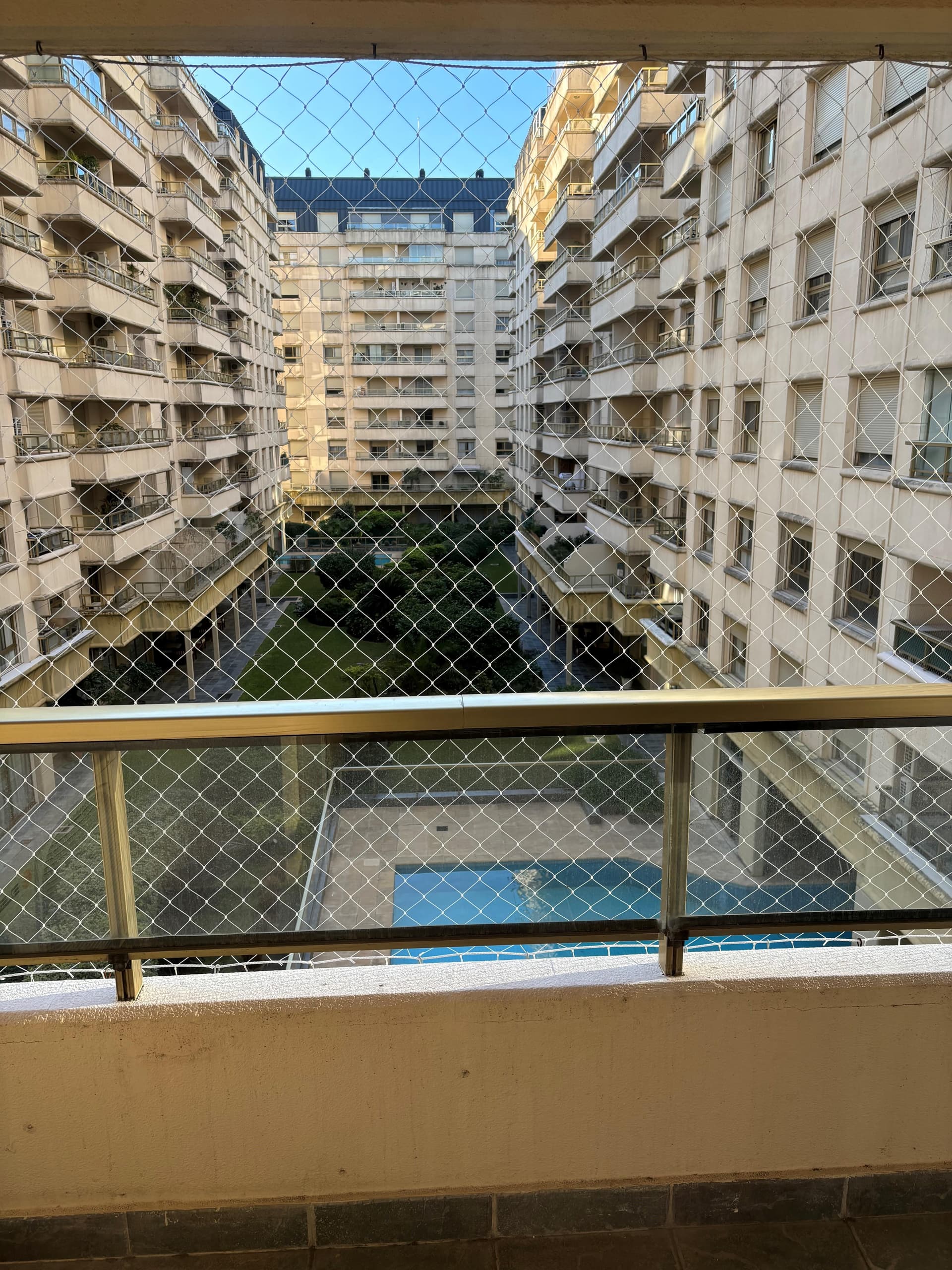 Vista desde balcón a jardines internos y edificios.