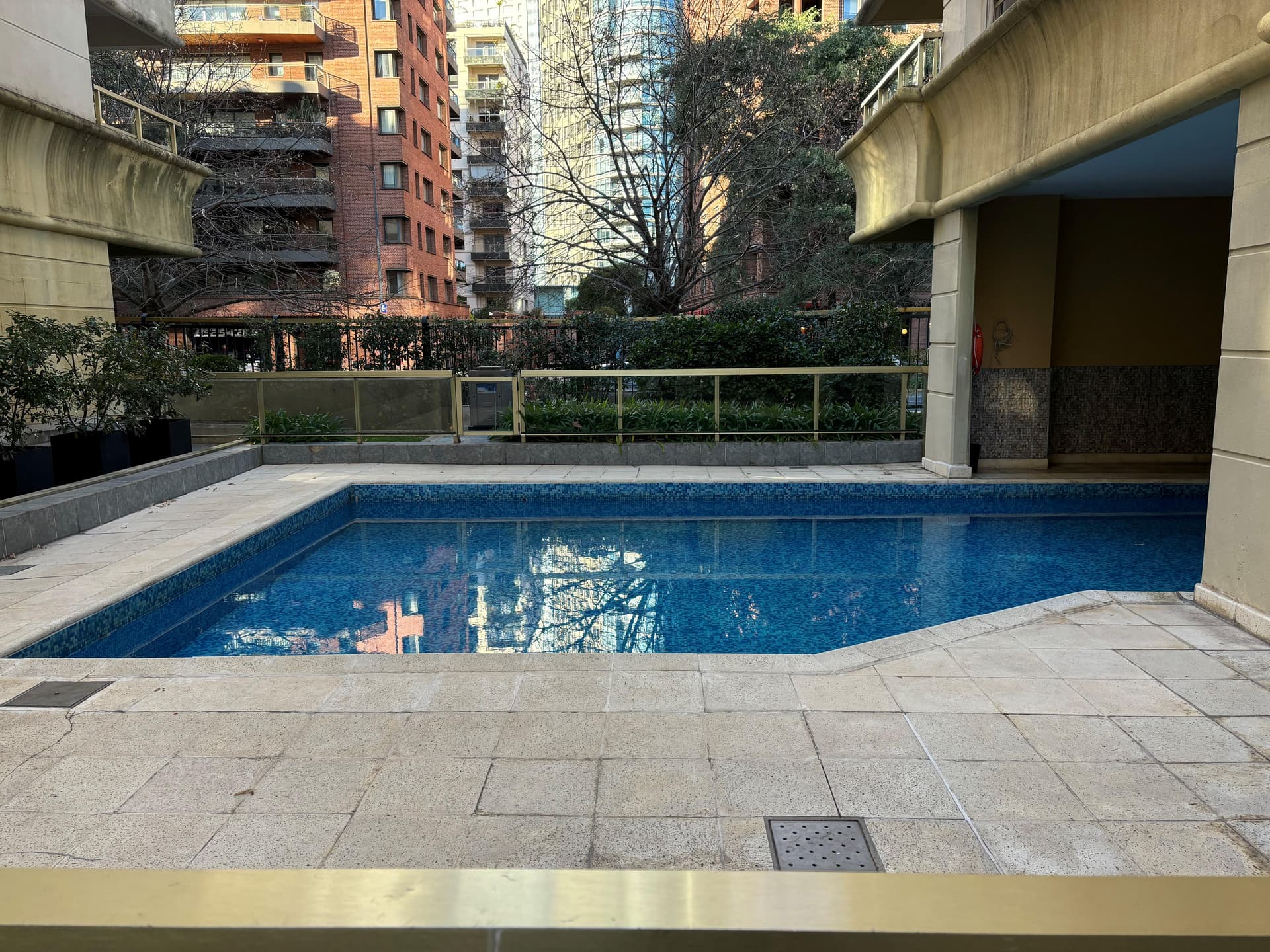 Pileta de natación exterior de forma rectangular.