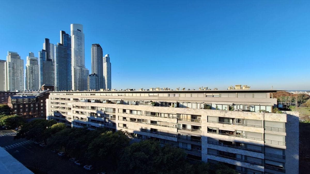 Vista panorámica de los rascacielos de la ciudad desde la terraza.