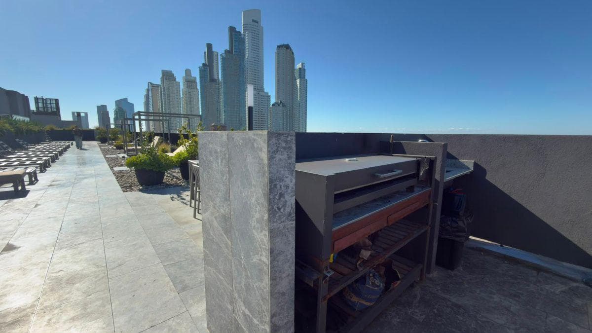 Parrilla con mesada en la terraza, con vista panorámica a la ciudad.
