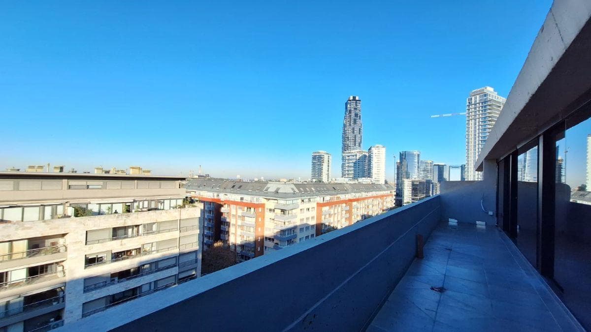 Vista a la ciudad y edificios altos desde el balcón o terraza.