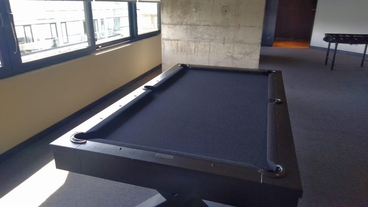Mesa de pool de color negro en el salón de juegos.