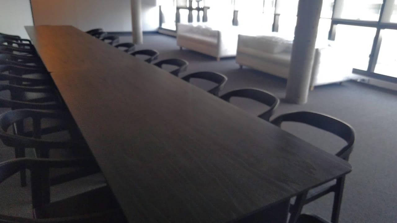 Mesa larga de comedor con sillas en el SUM.