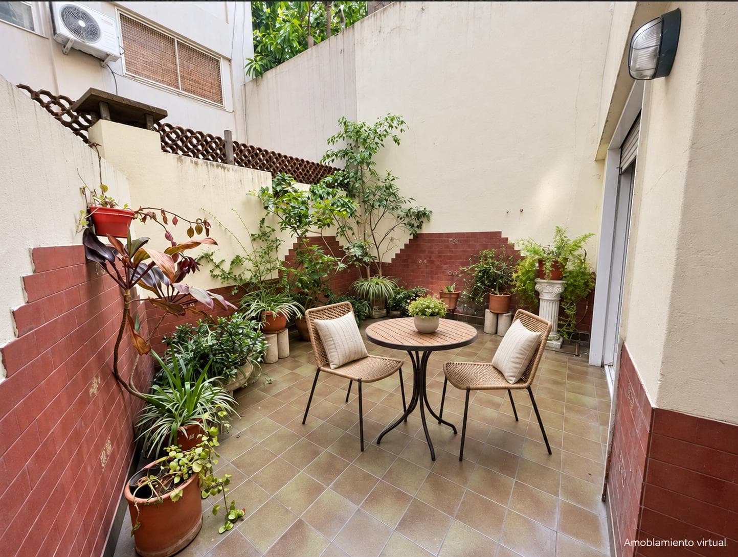 Patio amoblado virtualmente con mesa redonda, dos sillas y plantas.
