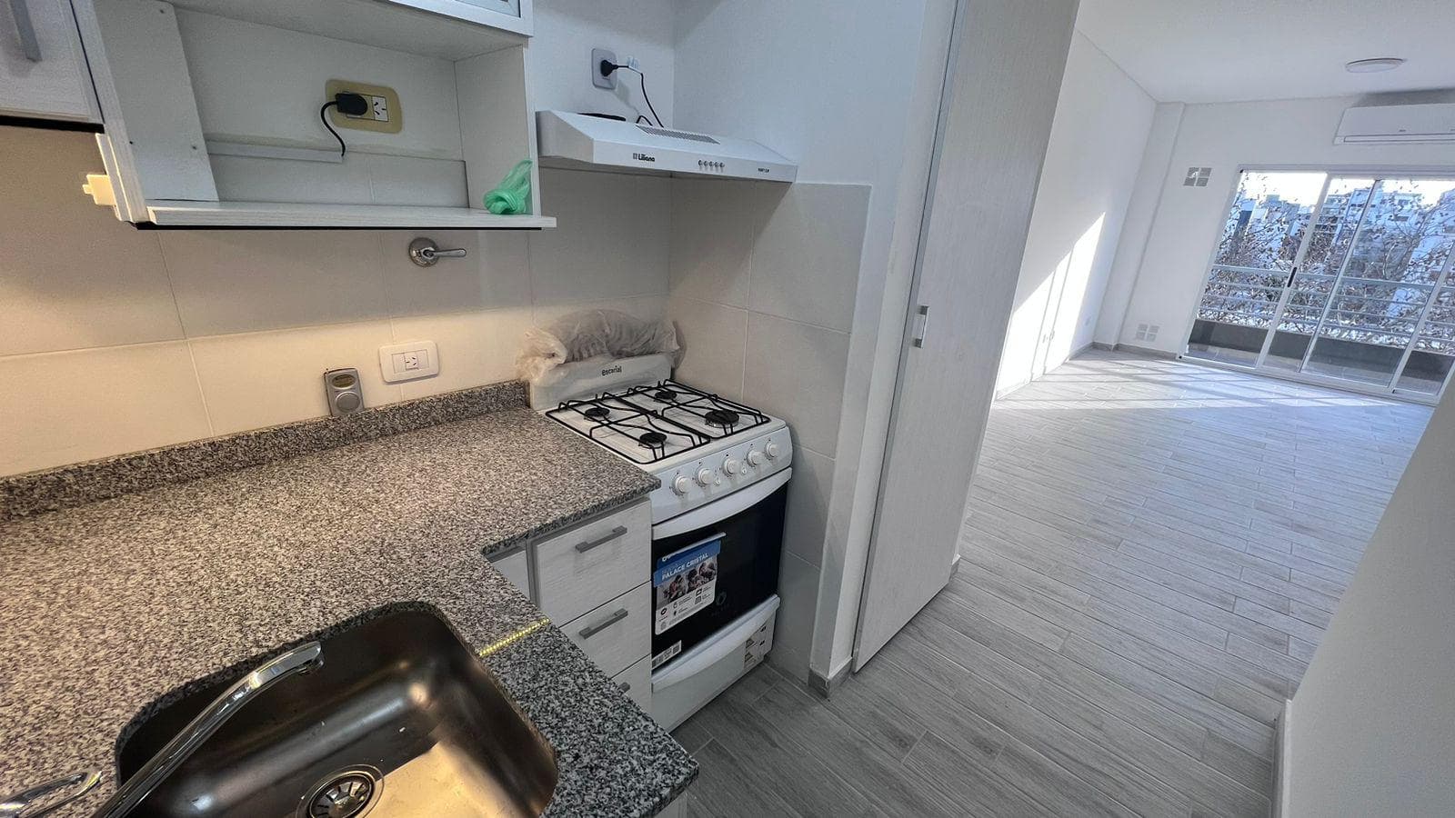 Cocina integrada con mesada de granito, bacha y anafe.