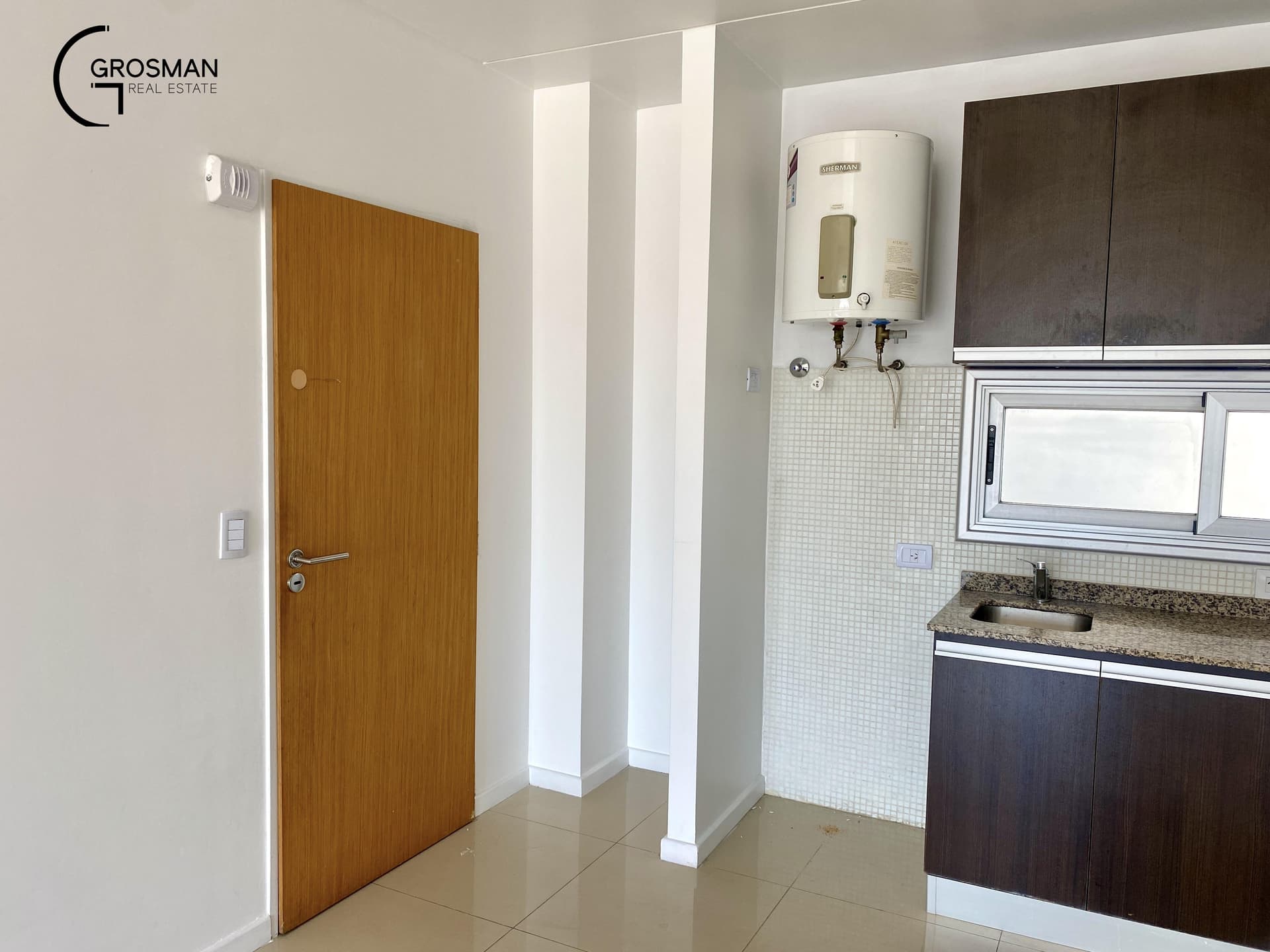 Cocina integrada junto a la puerta de entrada principal.