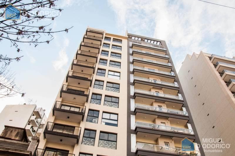 Fachada del edificio de apartamentos, balcón y diseño moderno.