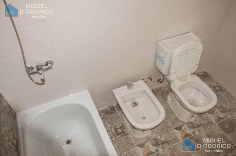 Baño completo con bañera, bidet e inodoro, azulejos en paredes.