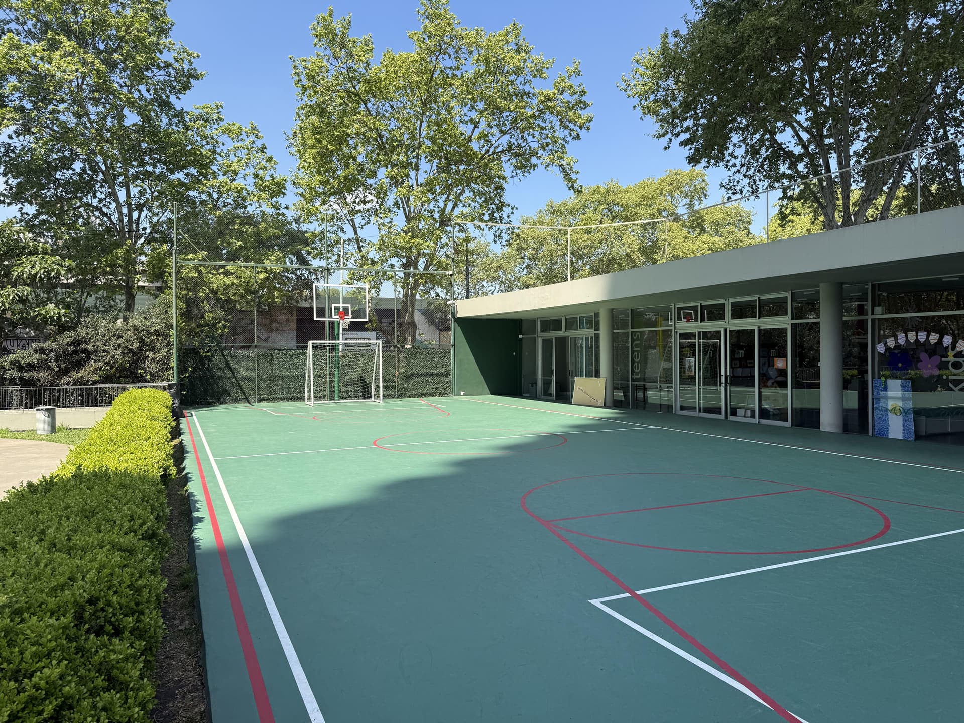 Cancha de baloncesto con aro en el exterior del complejo.