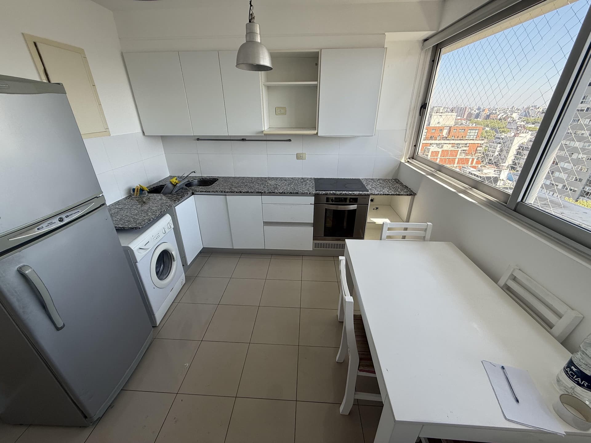 Cocina completa con mesada, bacha, anafe, heladera y lavarropas.