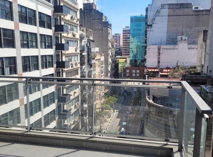 Balcón con vista panorámica a la calle y edificios de la ciudad.