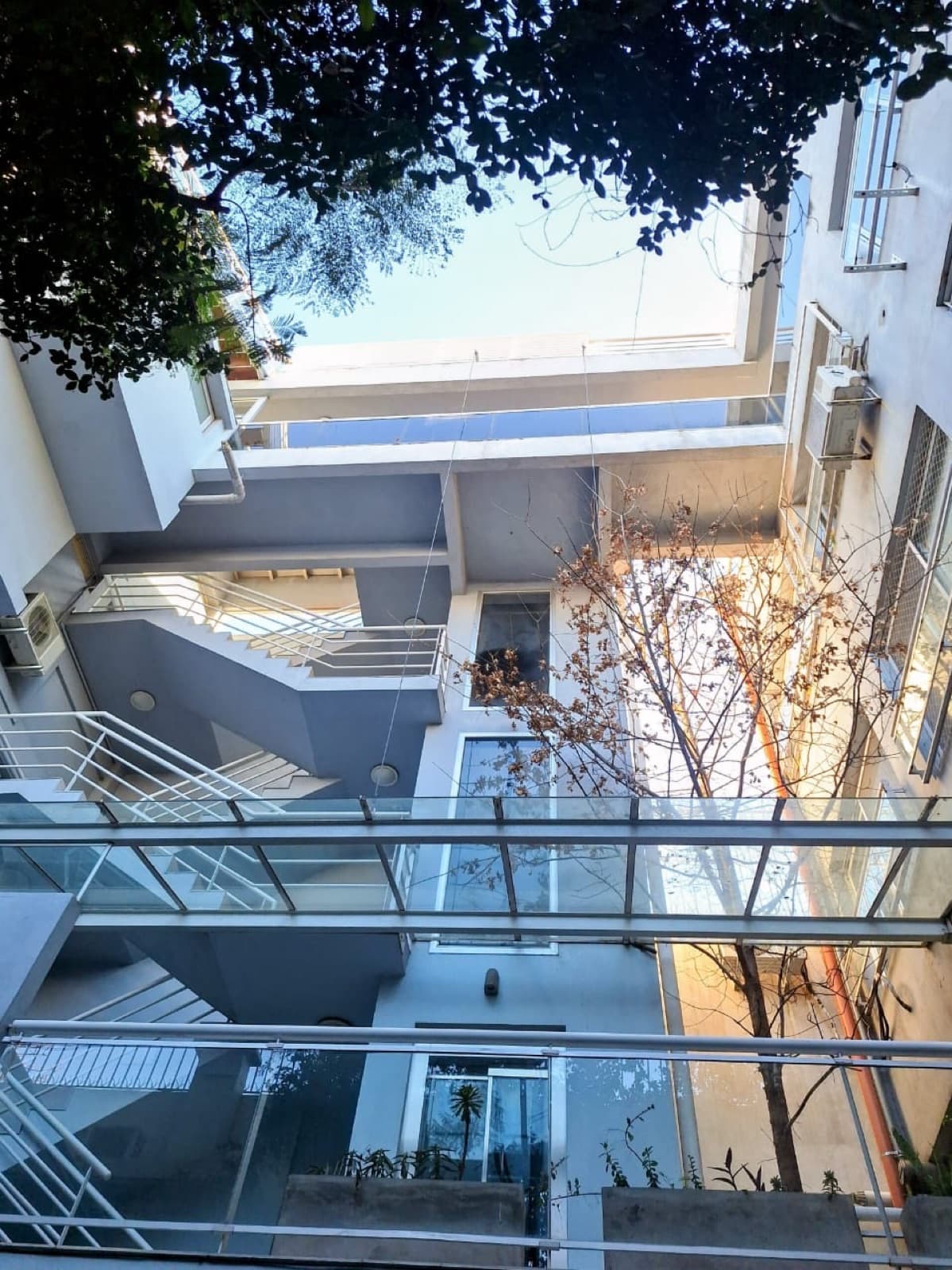 Patio interno del edificio con escaleras y pasillos.