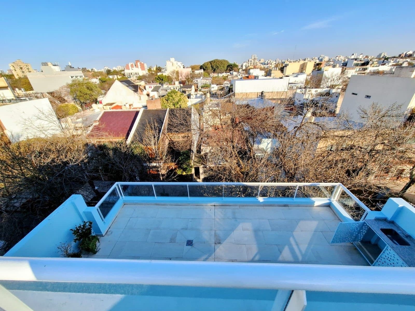 Terraza con mesada y vista panorámica a los alrededores.