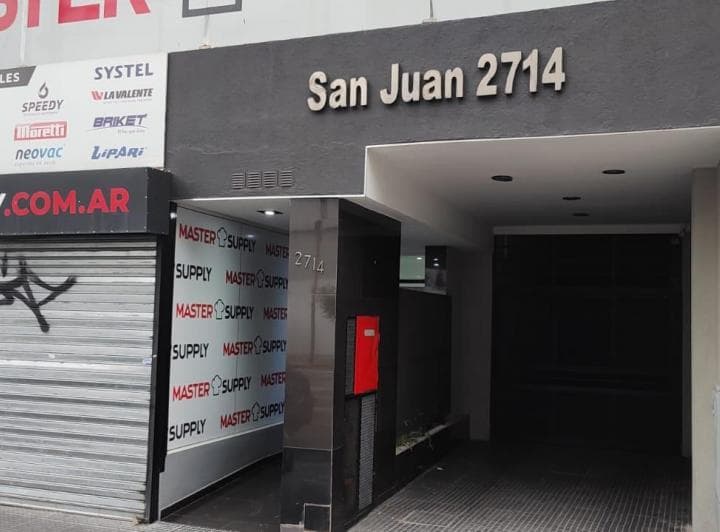 Entrada principal del edificio con el número 'San Juan 2714'.