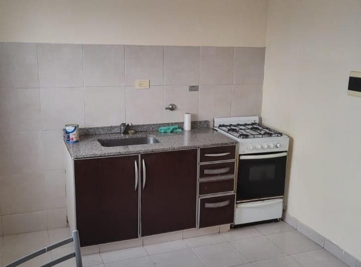 Cocina con mesada, bacha, anafe y horno, con alacenas bajo mesada.