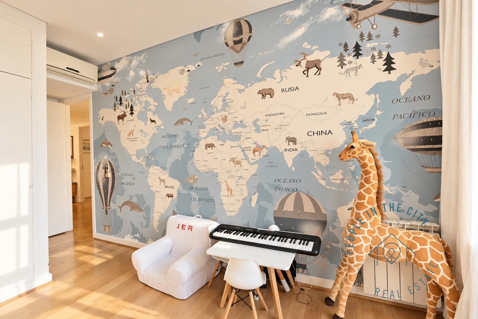 Dormitorio infantil con pared de mapa, piano y juguetes.