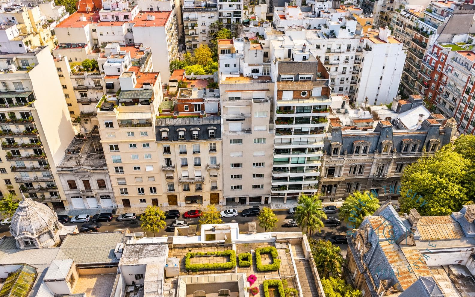 Vista aérea de la ciudad con edificios y techos verdes.
