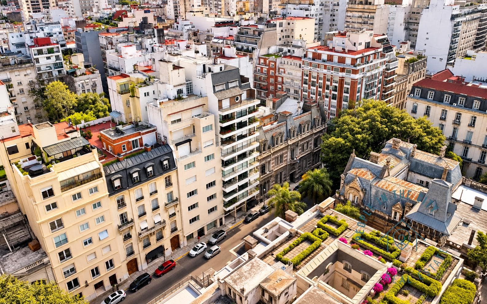 Vista panorámica de la ciudad desde arriba, con edificios y vegetación.