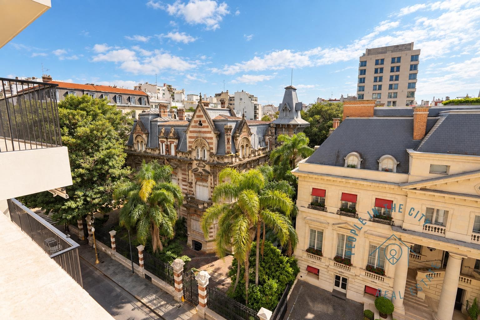 Vista panorámica de edificios históricos y vegetación urbana.