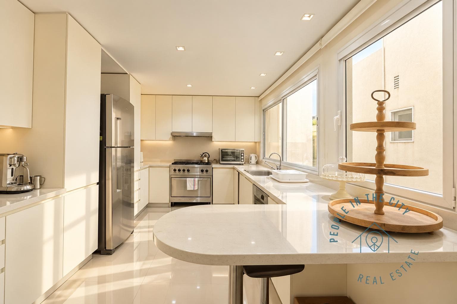 Cocina moderna con mesada, bacha, anafe y ventanas luminosas.