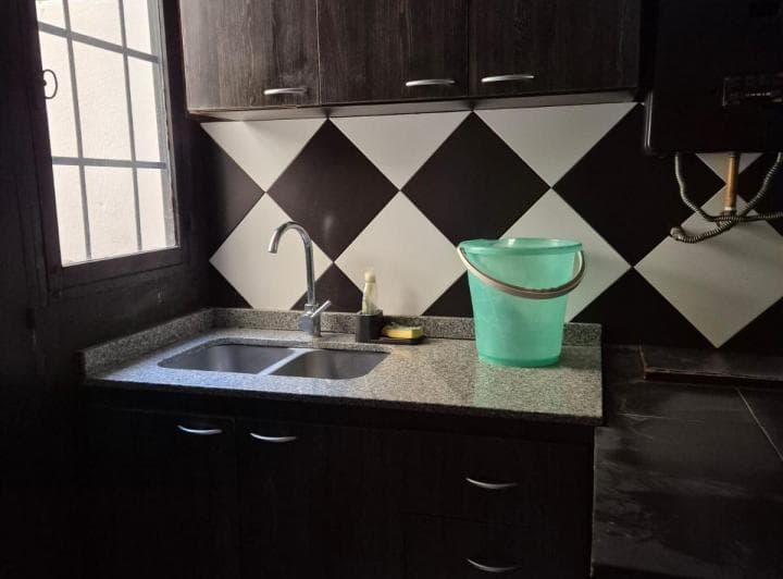 Cocina con bacha doble, grifería moderna y ventana sobre la mesada.