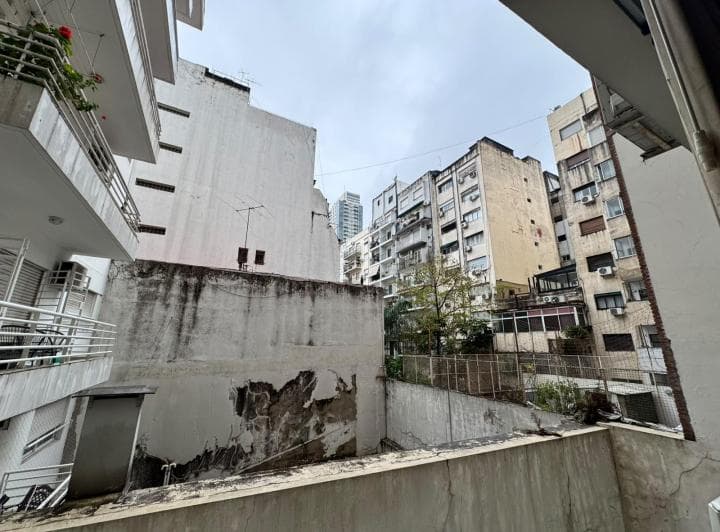 Vista desde la ventana hacia edificios vecinos, patios y medianeras.