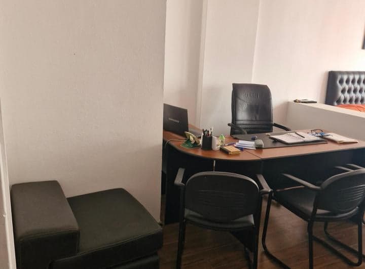 Detalle del área de escritorio en el ambiente principal.