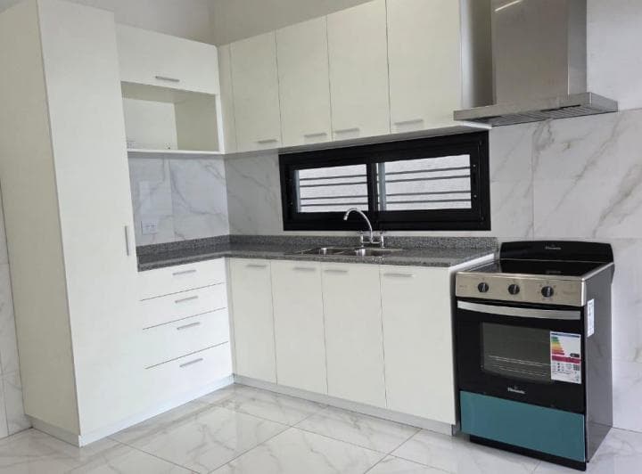Cocina equipada con mesada, bacha, anafe/horno, alacenas y campana.