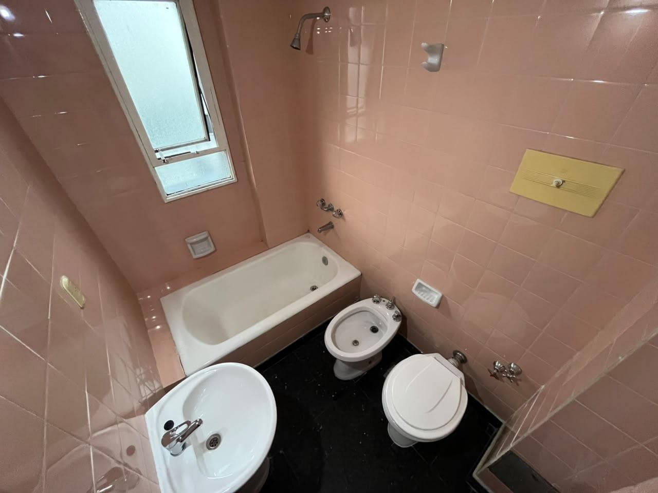 Baño completo con bañera, inodoro, bidet y lavatorio.