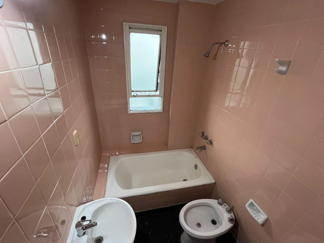 Baño completo con bañera, inodoro, bidet y lavatorio.